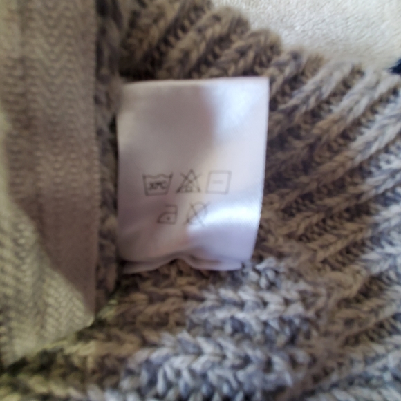 Kismet Gray Knit Sweater Size L - Picture 7 of 7